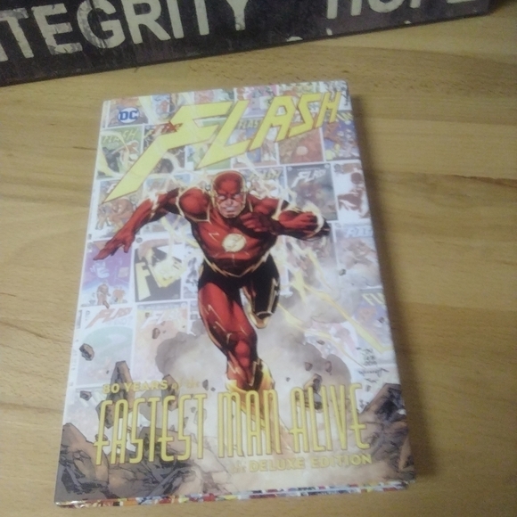 The Flash: 80 Years of the Fastest Man Alive Deluxe Edition Superhero DC Comics - Picture 1 of 3
